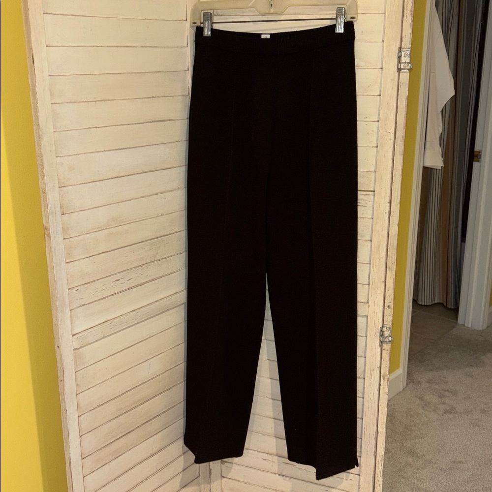 Beautiful St. John knit size 2 brown knit pants